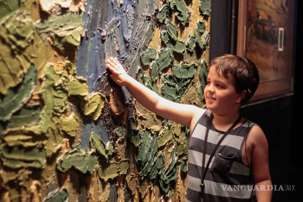 $!Niño 'tocando' el arte en Meet Vincent Van Gogh.EFE/Proactiv