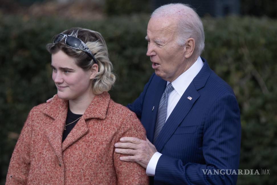 $!El presidente Biden fue acompañado en la ceremonia por su nieta Maisy.