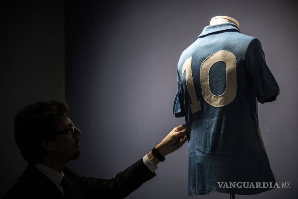 $!¡De locos! Jerseys de Maradona cuando militaba en el Napoli se venden en casi 500 mil pesos