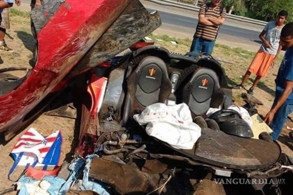 $!Destrozan presuntos empleados de la Presidencia de la República auto de lujo en Nuevo Laredo