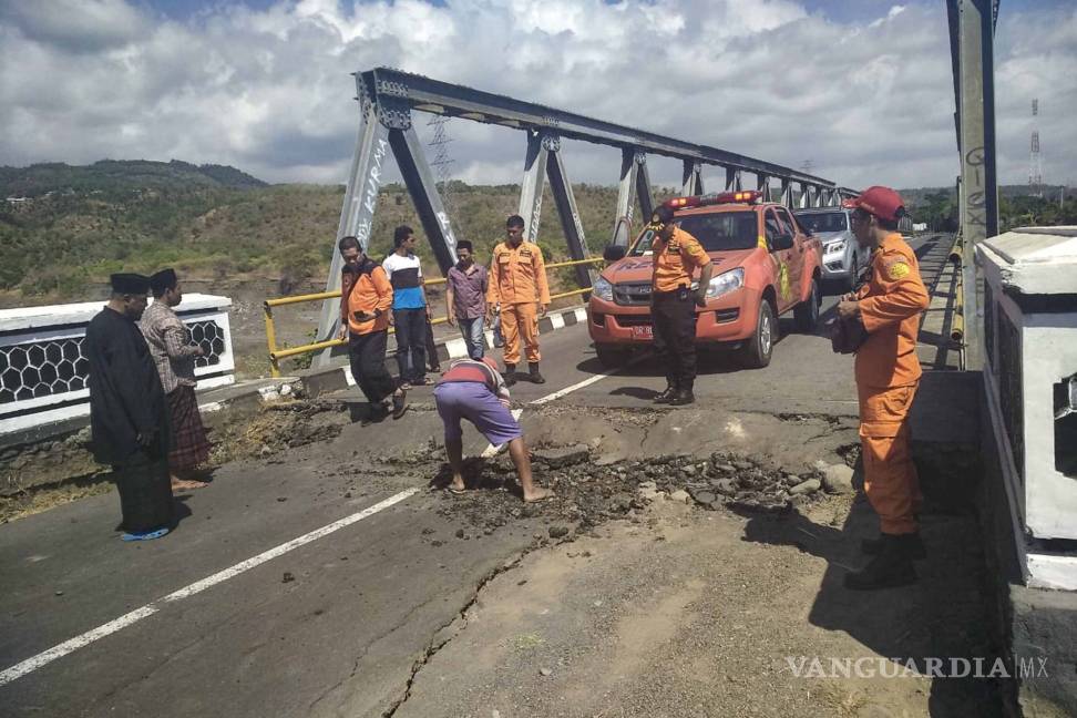 $!Sismo de magnitud 6.4 en Indonesia deja 14 muertos y 162 heridos