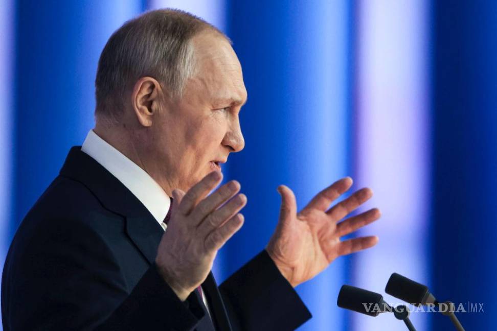 $!El presidente ruso, Vladímir Putin, hace un gesto mientras da su discurso anual sobre el estado de la nación en Moscú, Rusia.