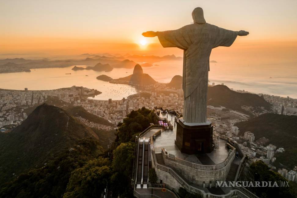 $!Atardecer en el Cristo Redentor del cerro Corcovado (Rio de Janeiro, Brasil), con el cerro Pan de Azúcar al fondo.