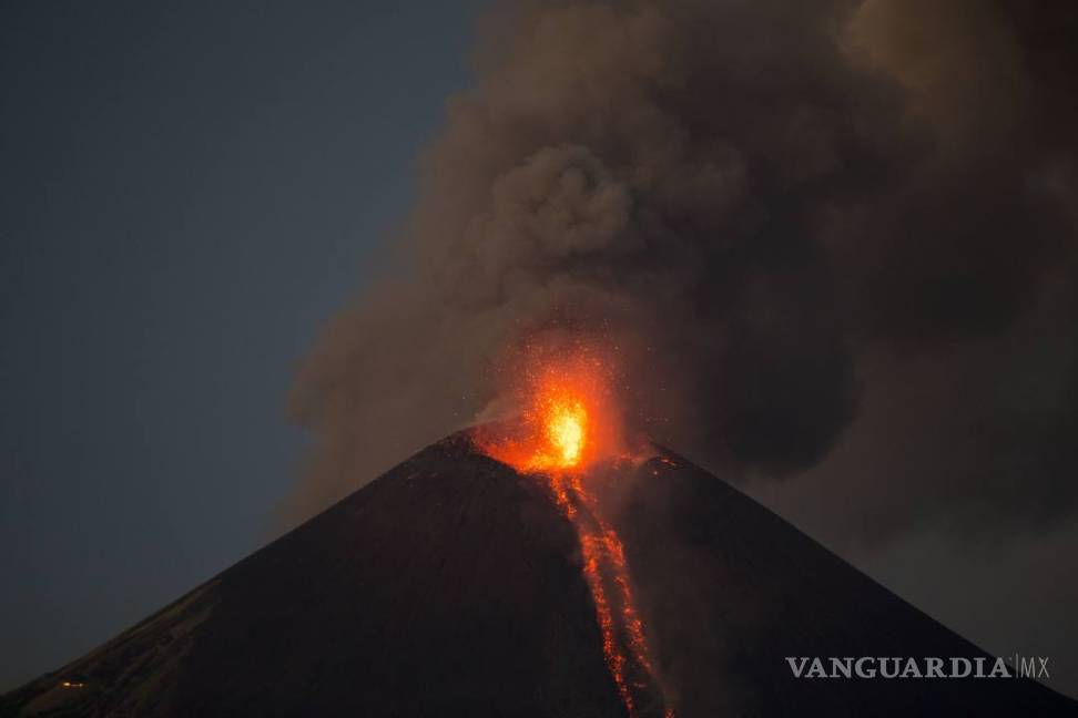 $!Lanza fuego el Volcán Momotombo en Nicaragua