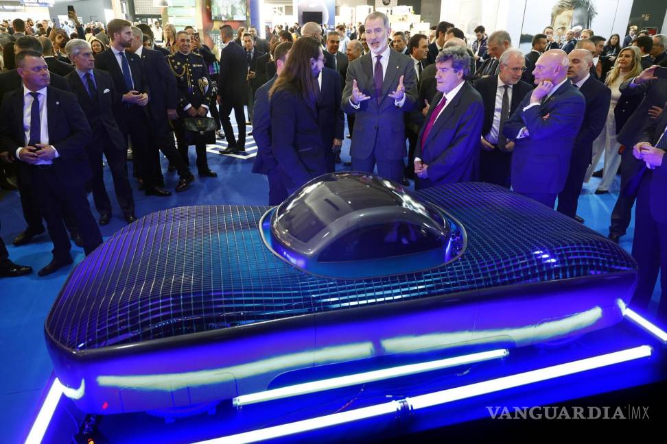 $!El rey Felipe VI observa un prototipo de un automóvil volador durante la jornada inaugural del MWC 2024 en Barcelona.