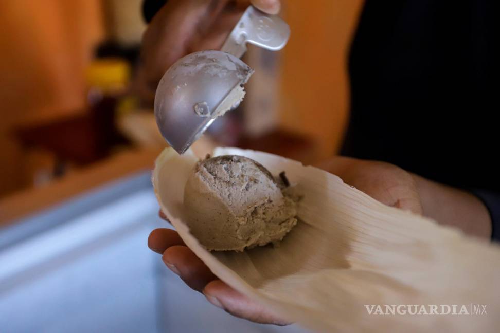 $!Andrea Ventura sirve helado de maíz azul en la comunidad de San Mateo Ozolco, en el estado de Puebla (México). EFE/Hilda Ríos