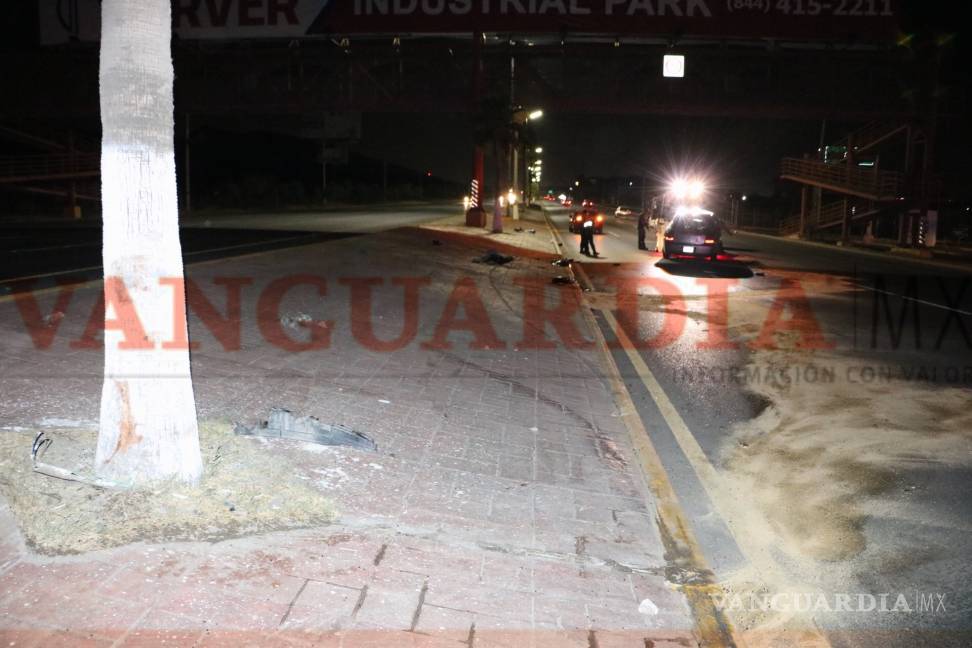 $!Conductores destrozan su vehículo sobre la carretera Monterrey - Saltillo