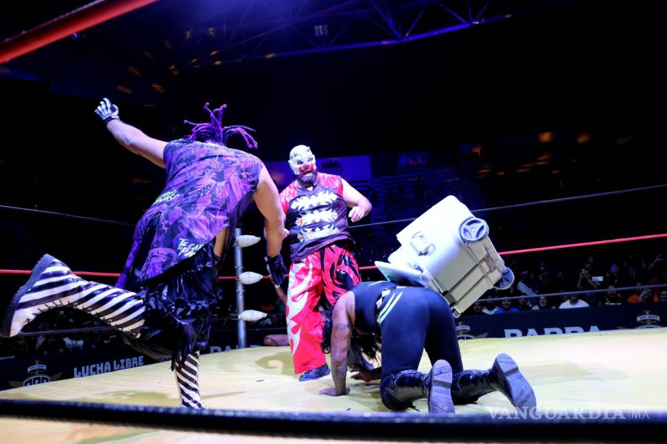 Magia y lucha libre cautivan a los saltillenses