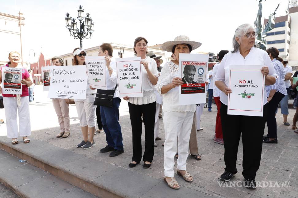 Saltillenses se manifiestan contra 'ideología de género' de AMLO