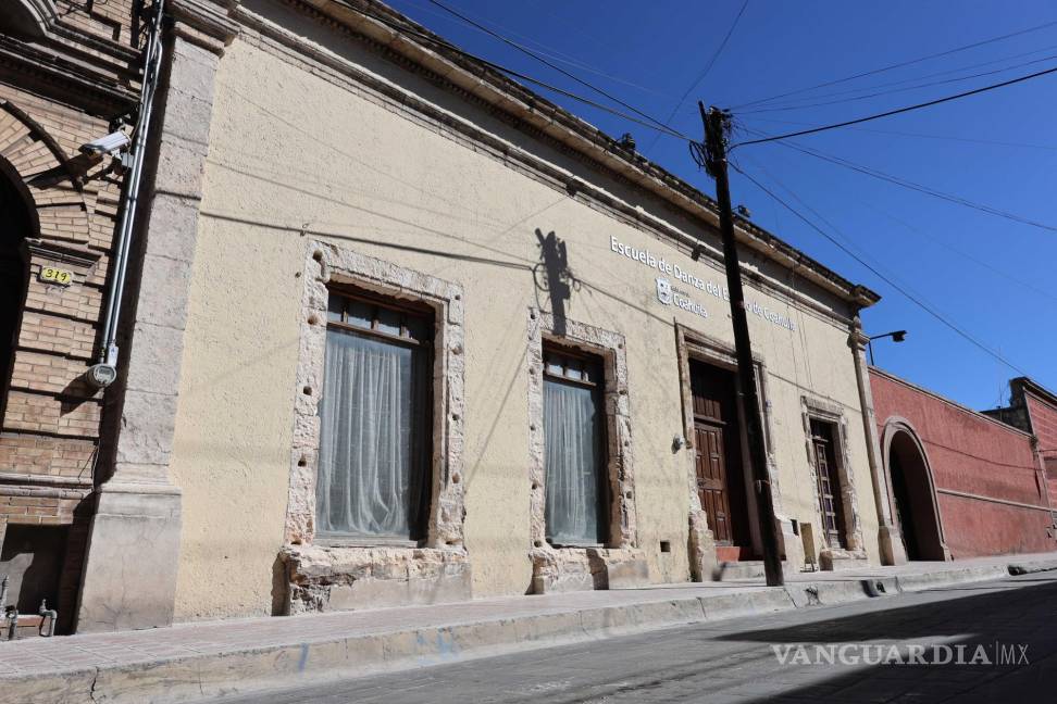 $!La cantera que adorna la fachada del edificio muestra desgaste, lo que ha sido observado durante un recorrido por este medio.