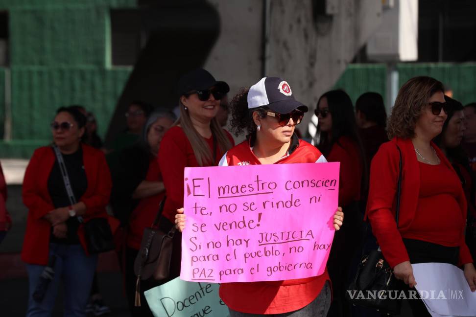 $!La manifestación culminó frente al Congreso local, donde se acordó abrir mesas de diálogo para tratar sus peticiones.