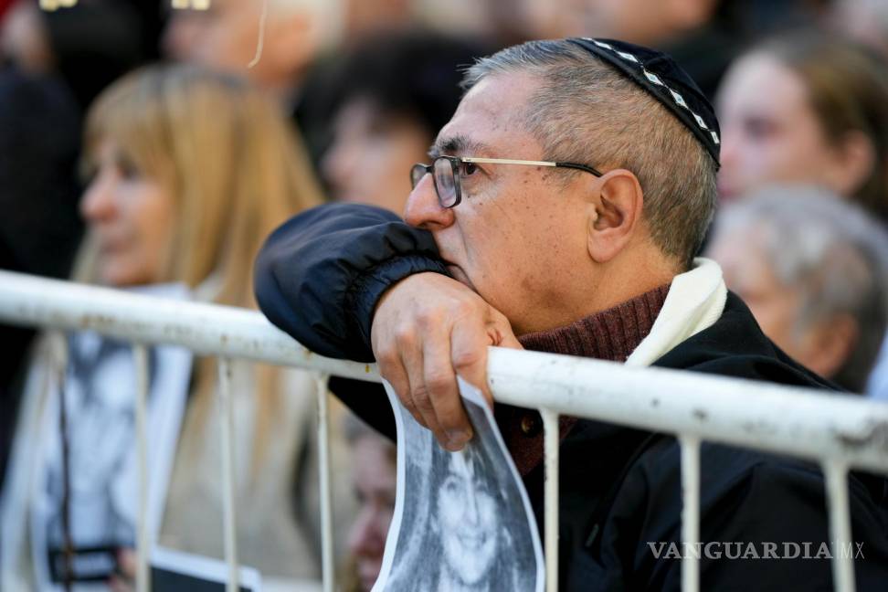 $!Un participante asiste a una ceremonia para conmemorar el 30º aniversario del atentado contra el centro judío AMIA que mató a 85 personas en Buenos Aires.