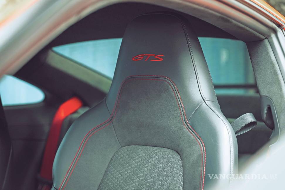 $!El interior mezcla tradición y modernidad, con un tacómetro central como sello histórico.