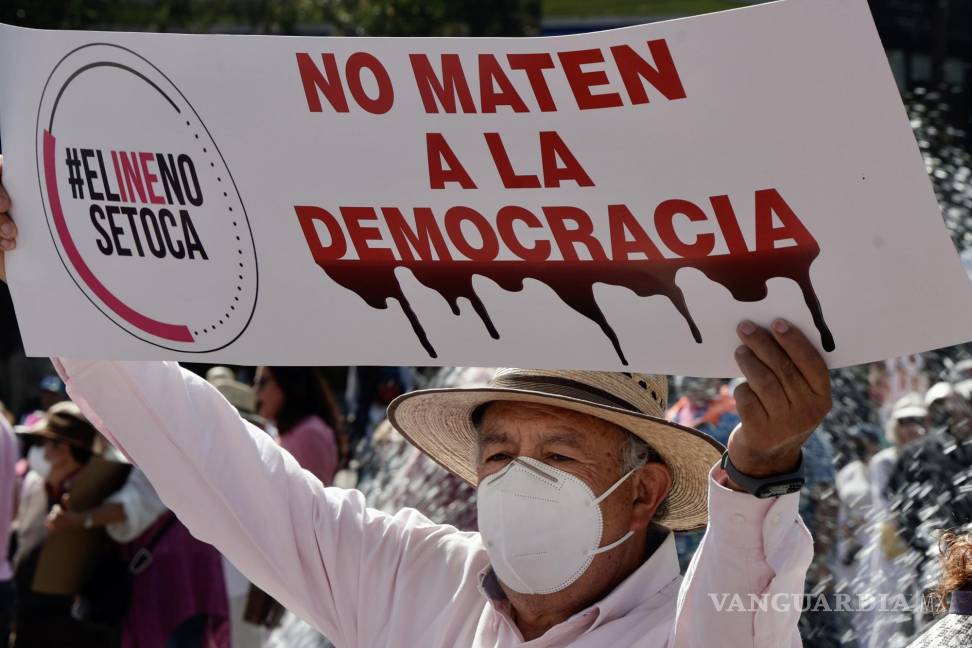 $!Decenas de personas marchan en defensa defensa del INE y contra la polémica reforma electoral que impulsa Andrés Manuel López Obrador en Toluca (México).