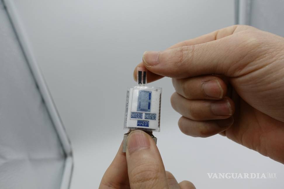 $!Sensor (negro) mide sustancias como el sudor. Lectura (1) aparece en pantalla. EFE/Universidad de California en San Diego (UCSD)