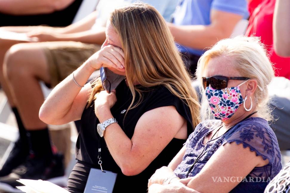$!Una mujer reacciona durante una ceremonia de observancia en el Pentágono por el vigésimo aniversario de los ataques del 11 de septiembre, a la que asistieron en gran parte familiares de personas que murieron durante el ataque en el Pentágono en Arlington, Virginia. EFE/EPA/Michael Reynolds