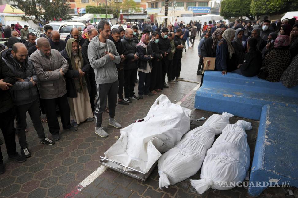 $!Palestinos rezan por algunas víctimas de los bombardeos israelíes en el hospital Al Aqsa, en Deir al Balah.