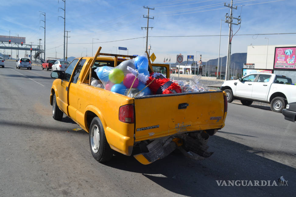 $!Impacta a camioneta con regalos para niños de Derramadero