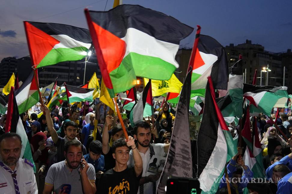 $!En el Líbano, cientos de personas salieron a las calles para celebrar por el golpe infligido a Israel por los milicianos de Hamas.