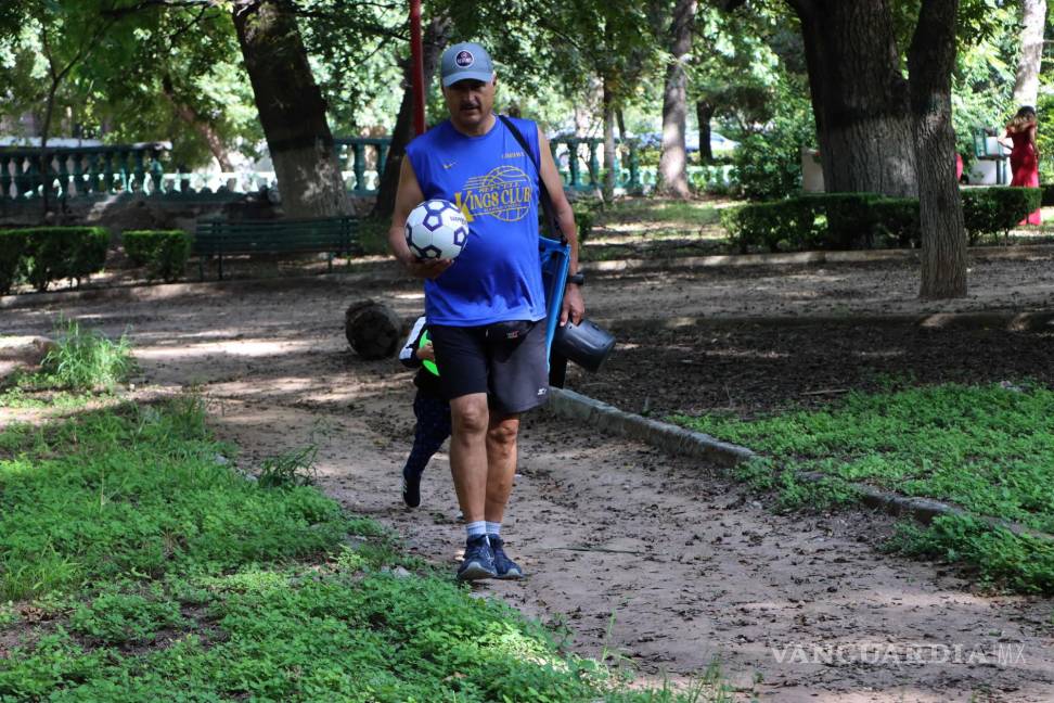 $!En la colonia Mesa de Lourdes, los residentes han expresado que la hierba alta en camellones reduce la visibilidad en las vialidades.