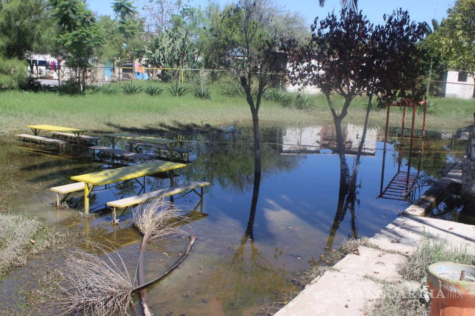 $!Familias protestan por jardín de niños en Torreón que lleva tres semanas inundado