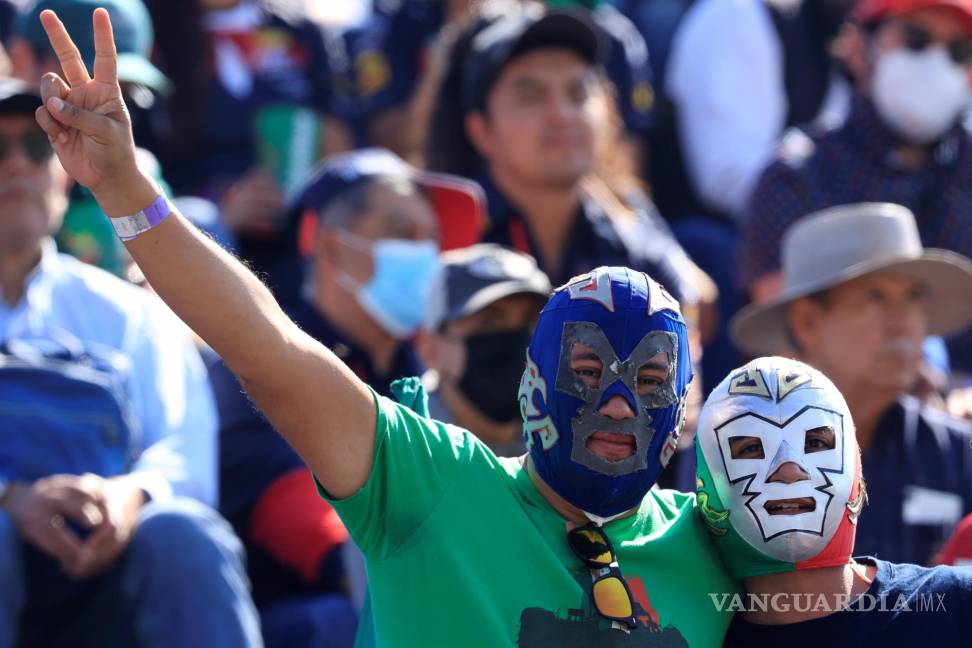 $!Aficionados con máscaras de luchador posan hoy, en el Gran Premio de Fórmula Uno de México que se realiza en el Autódromo Hermanos Rodríguez en Ciudad de México