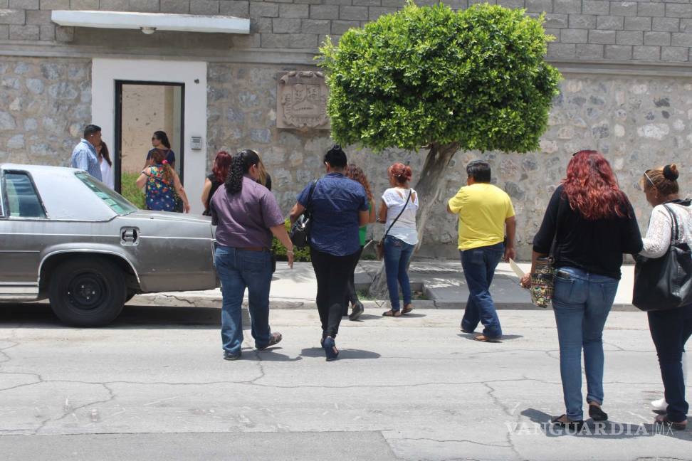 $!Familias víctimas de feminicidios se reúnen con gobernador en Torreón