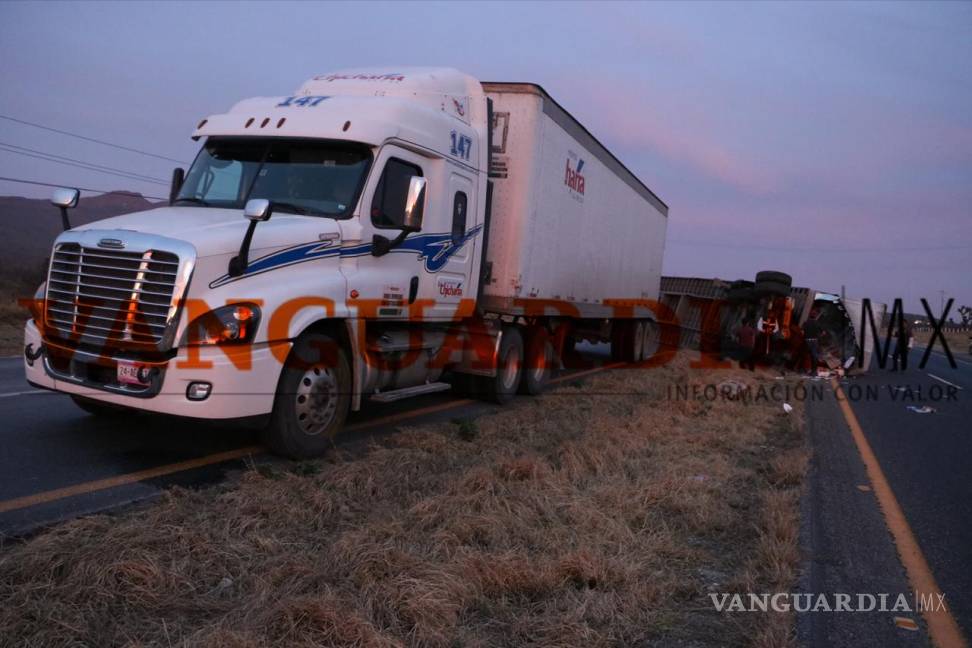 $!Vuelca caja de trailer en la Saltillo-Torreón y ciudadanos ya esperaban la rapiña