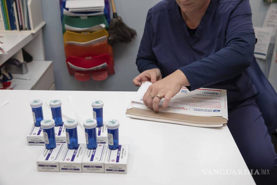 $!Un asistente médico empaca pastillas de mifepristona y misoprostol que se enviarán por correo a los pacientes en Ridgewood, Nueva Jersey.