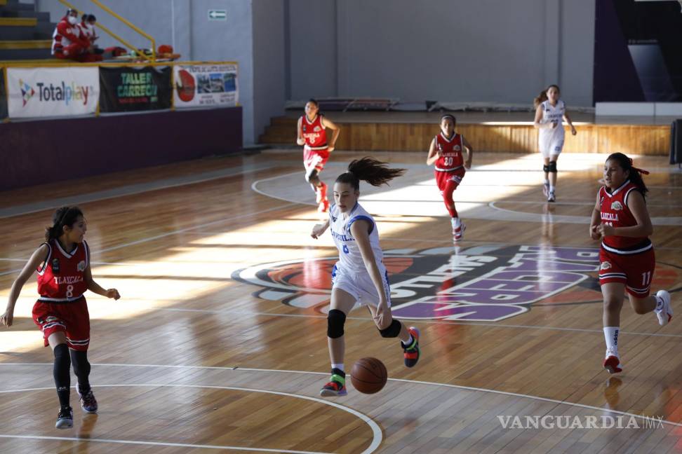 $!Juego de basquetbol entre Coahuila vs Tlaxcala en el torneo femenil U13, en el estadio Nazario Ortiz Garza