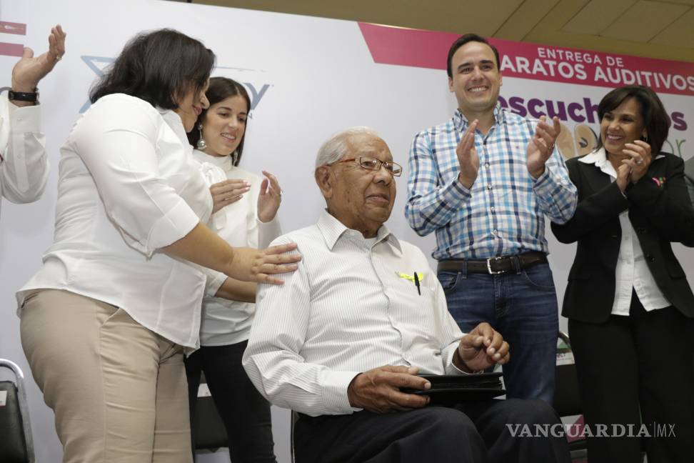 Entrega Manolo 150 aparatos auditivos