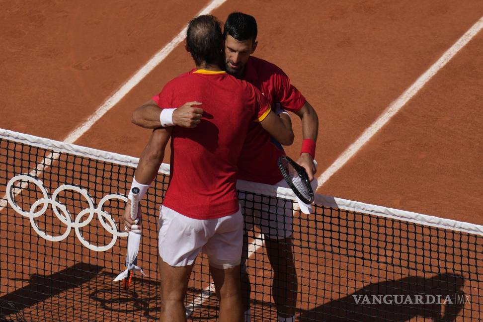 $!Djokovic y Nadal se dieron un abrazo bajo los aplausos de Roland Garros en un juego para la historia.