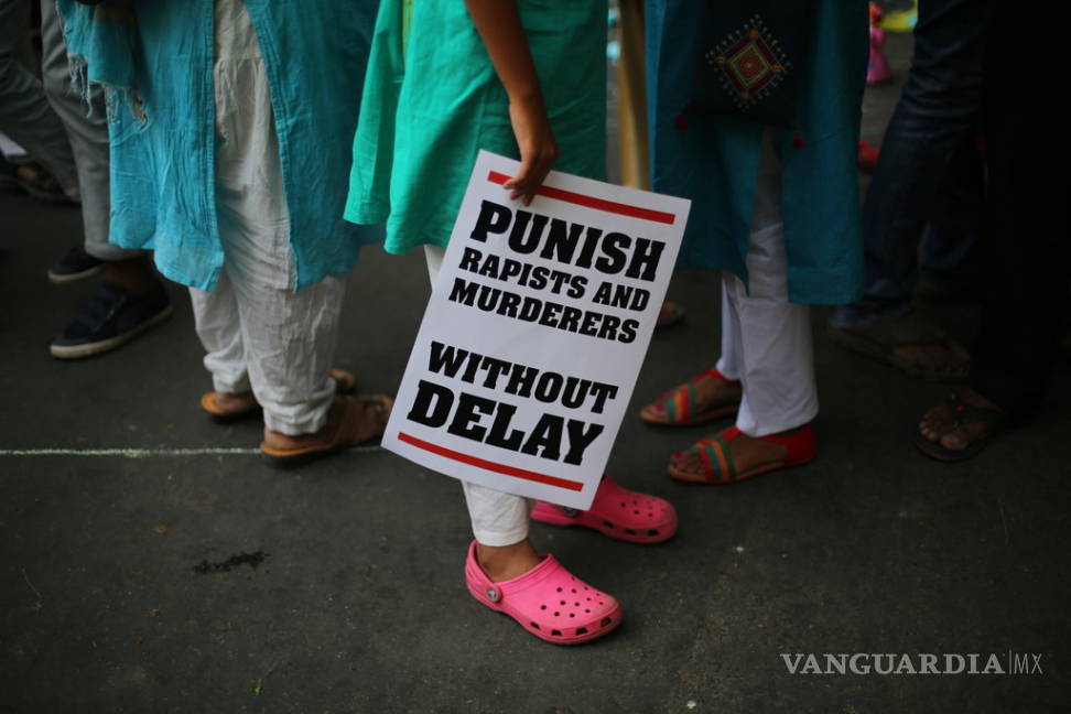 $!Detienen a 16 en India por violar y quemar viva a joven