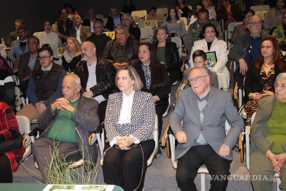 $!El evento cerró con aplausos y muestras de reconocimiento al biólogo.