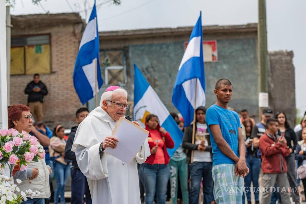 $!El obispo emérito de Saltillo, Raúl Verá López, dio un mensaje en cada una de las estaciones, donde recordó las grandes semejanzas de Cristo con el éxodo migrante actual.