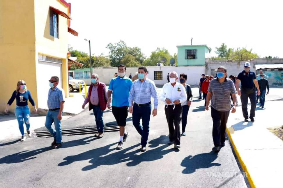 Entrega Julio Long obra de recarpeteo en la colonia comercial de Nueva Rosita