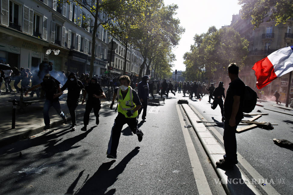 $!Detienen al menos 120 personas durante protestas de chalecos amarillos en Francia