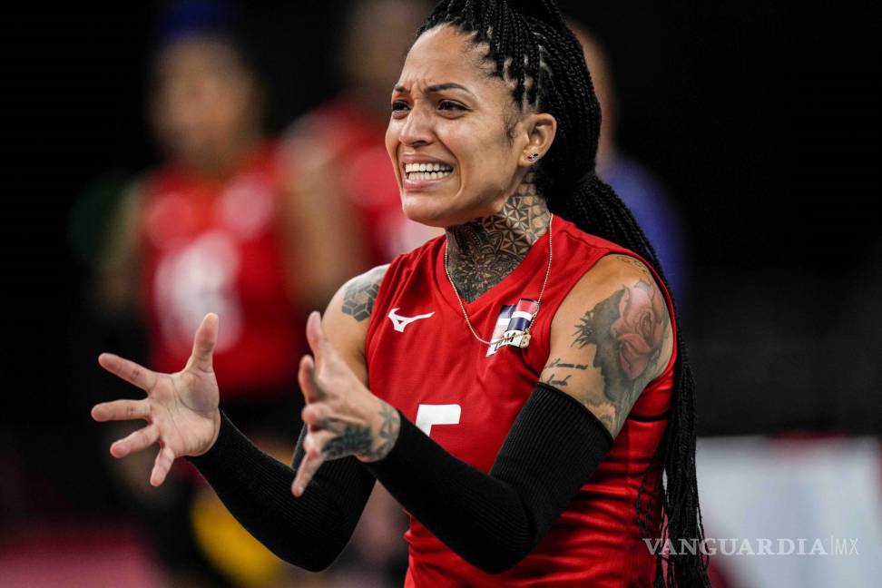 $!La jugadora de voleibol femenino de República Dominicana Brenda Castillo hace un gesto durante una sesión de entrenamiento. (Foto AP / Manu Fernandez)