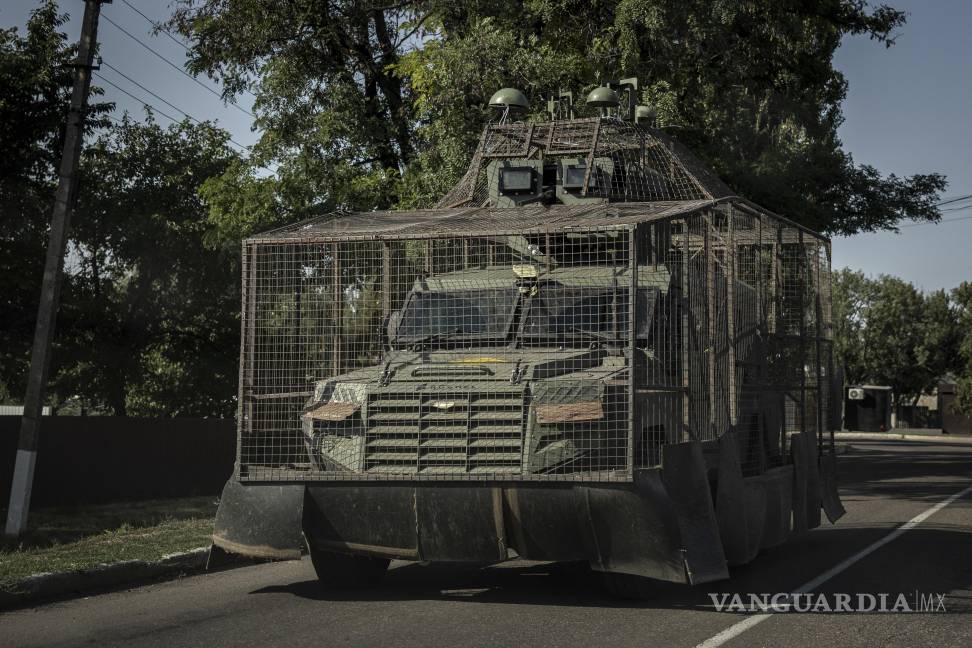 $!Un vehículo blindado de transporte de personal ucraniano equipado con una jaula de alambre y domos de guerra electrónica para protegerse de ataques con drones.