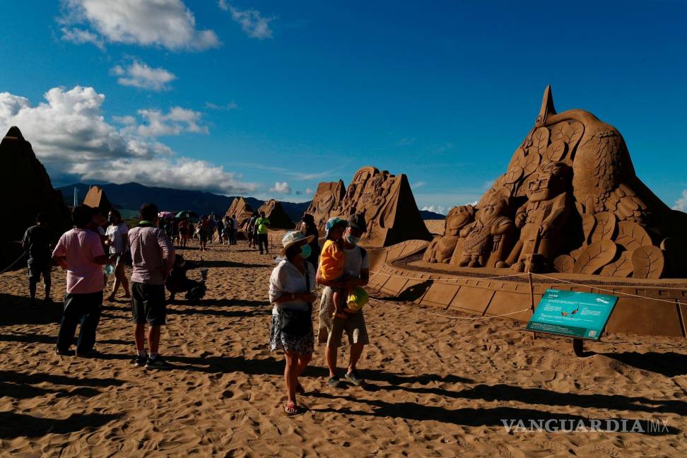 $!La gente mira esculturas de arena inspiradas en la película de PIXAR ‘Up’ en la ciudad de New Taipei, Taiwán. EFE/EPA/Ritchie B. Tongo