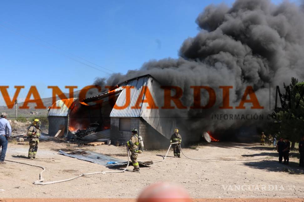 $!Fuerte incendio consume bodega en carretera a Torreón