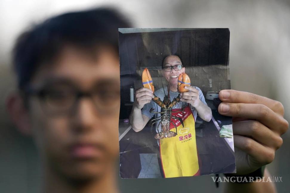 $!Harrison Li muestra una fotografía de su padre, Kai Li en Palo Alto, California.