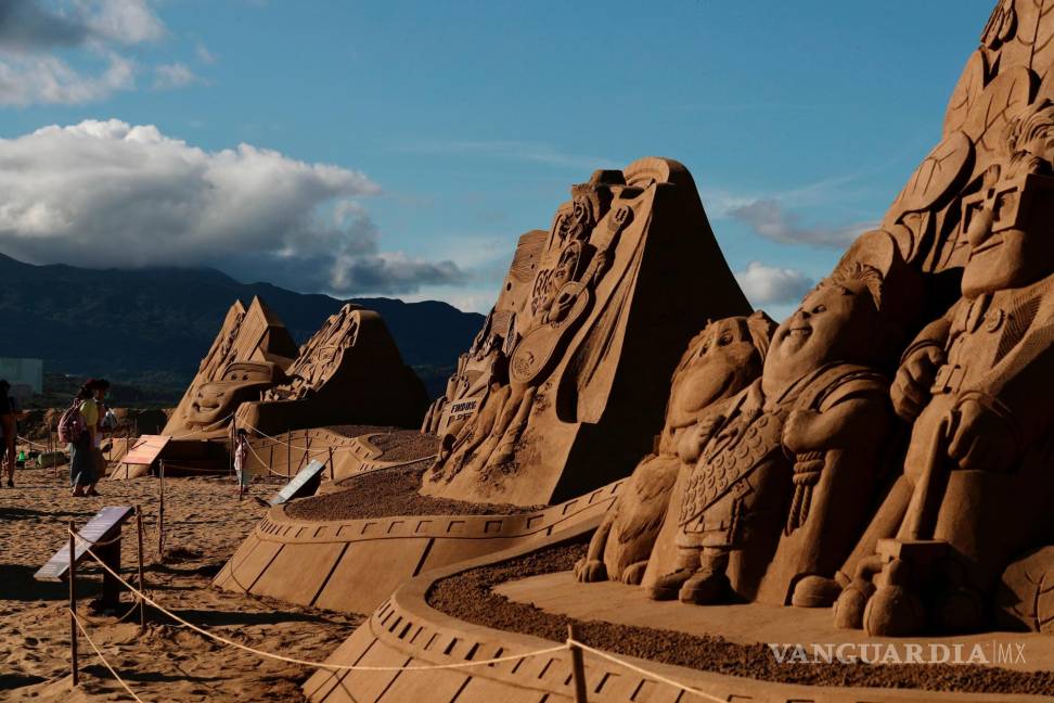 $!Una vista de las películas de PIXAR (i-d): esculturas de arena inspiradas en ‘Cars’, ‘Coco’ y ‘Up’ en la ciudad de New Taipei, Taiwán. EFE/EPA/Ritchie B. Tongo