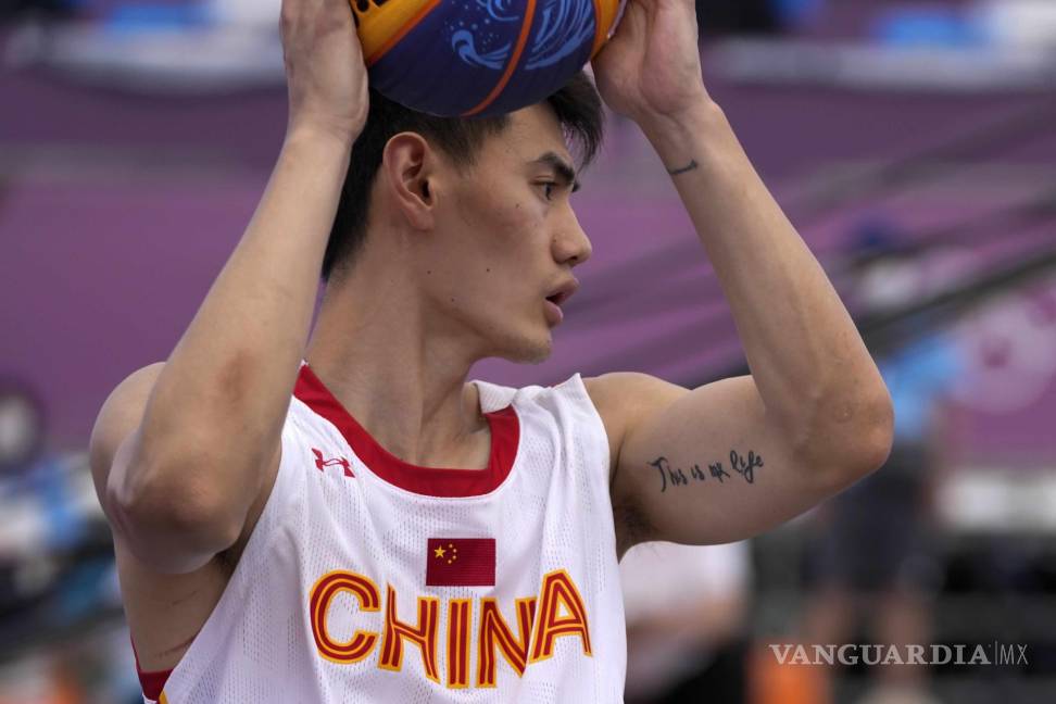 $!Yan Peng de China tiene un tatuaje en su brazo durante un juego de baloncesto masculino 3 contra 3 contra Letonia. (Foto AP / Jeff Roberson)