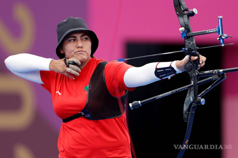 $!Alejandra Valencia de México en acción en los cuartos de final individuales femeninos contra Mackenzie Brown de los Estados Unidos durante los eventos de tiro con arco de los Juegos Olímpicos de Tokio 2020 en el Parque Yumenoshima en Tokio, Japón.EFE