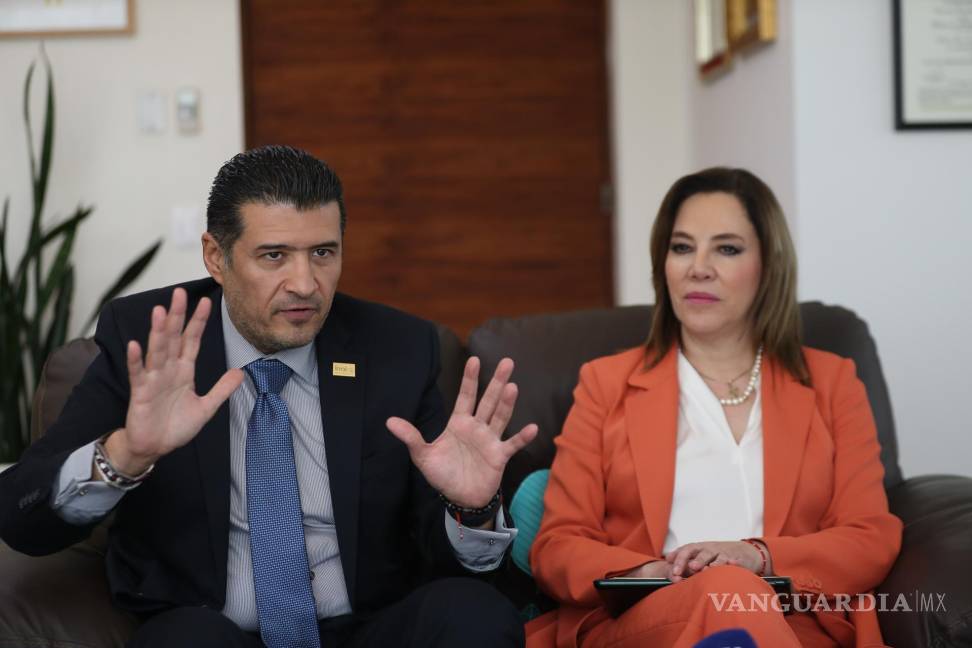 $!La presidenta del INAI, Blanca Liliana Ibarra, y el comisionado del INAI, Adrián Alcalá Méndez (i), en una entrevista con en Ciudad de México (México).