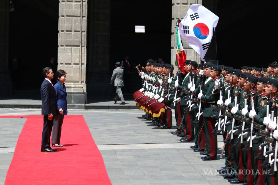 $!Peña Nieto recibe a la presidenta de Corea del Sur en Palacio Nacional