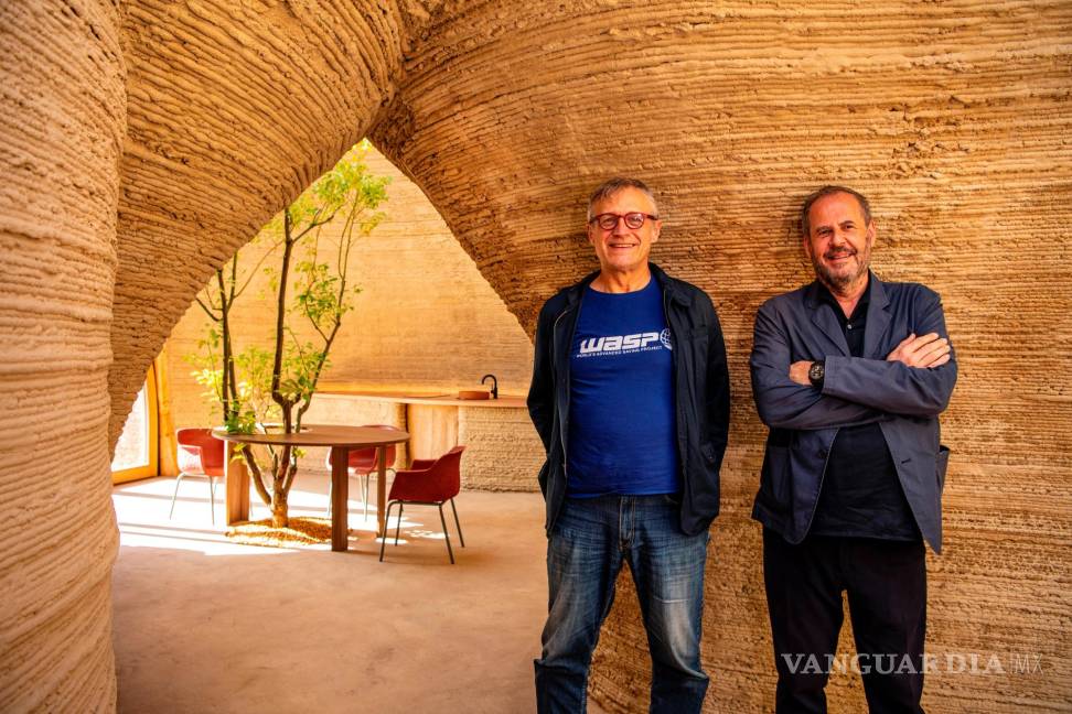 $!Massimo Moretti (izq) y Mario Cucinella (der) dentro casa TECLA impresa en 3D. EFE/Ricardo Segura/MCA/Iago Corazza