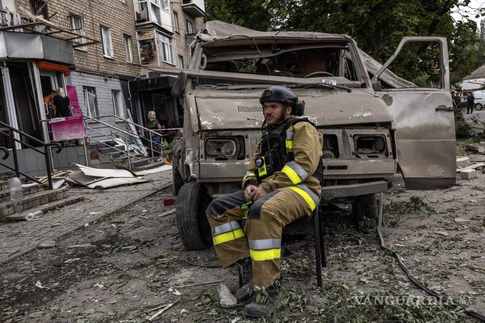 $!Un bombero descansa mientras trabaja en la escena de un bombardeo aéreo ruso a un edificio de apartamentos en Kramatorsk, Ucrania.