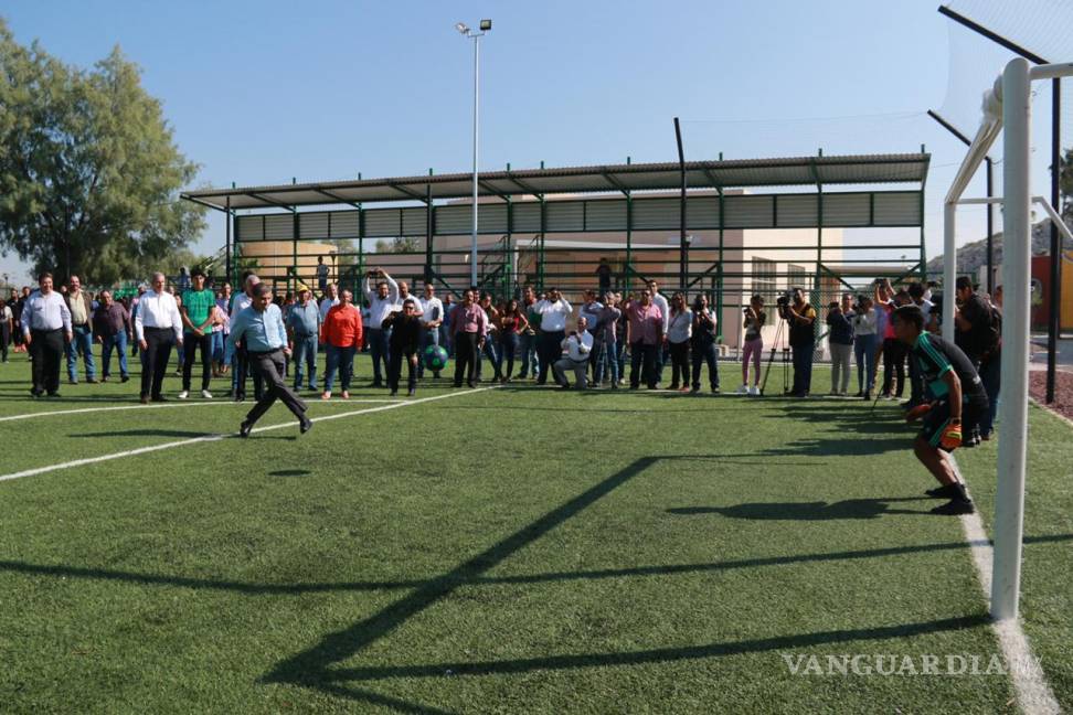 $!Inaugura gobernador cancha y áreas recreativas en La Jabonera de Torreón
